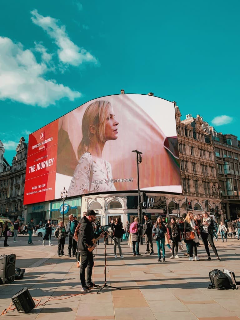 VIVA Outdoor Max Daylight-Visible Curved Building Facade Billboard